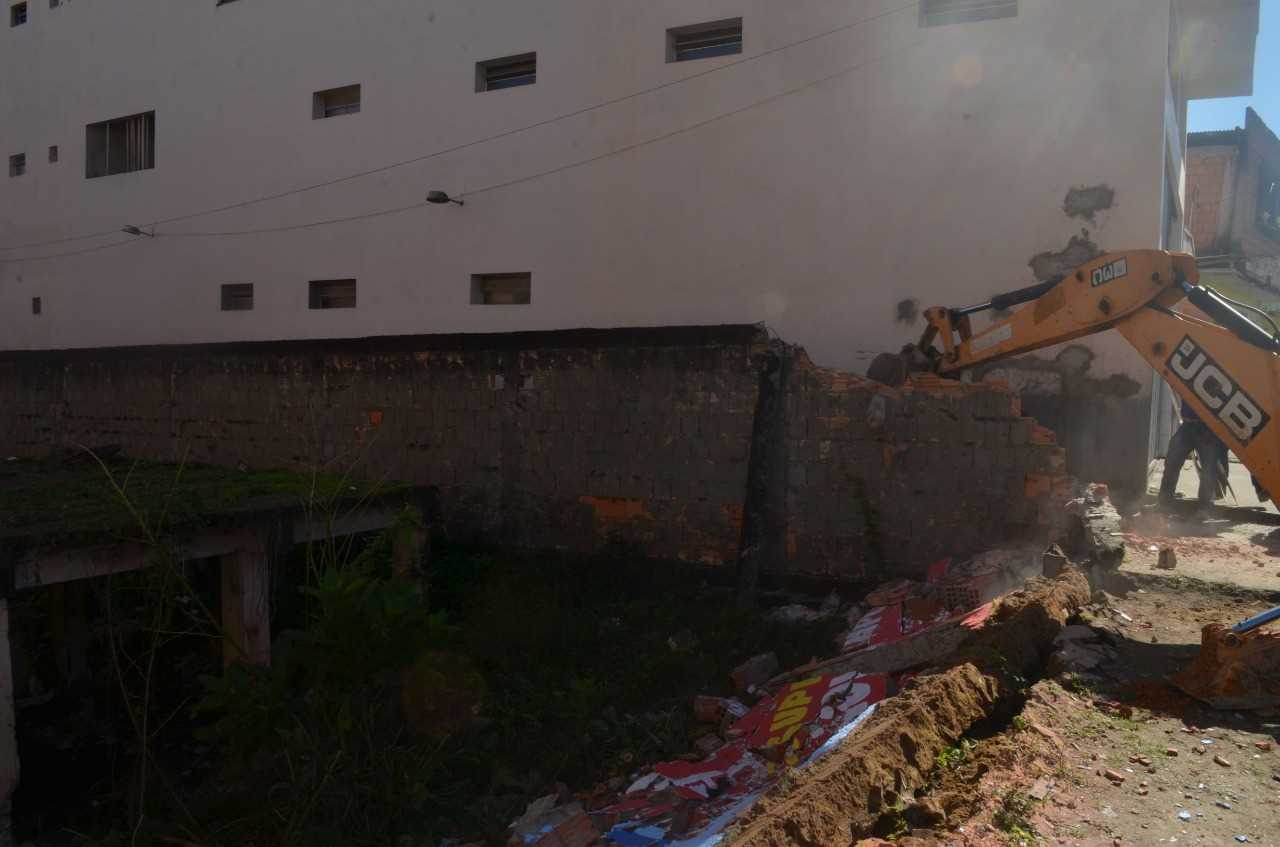 Camacã: Prefeitura derruba muro da rua Carlos Gomes para nova via de acesso
